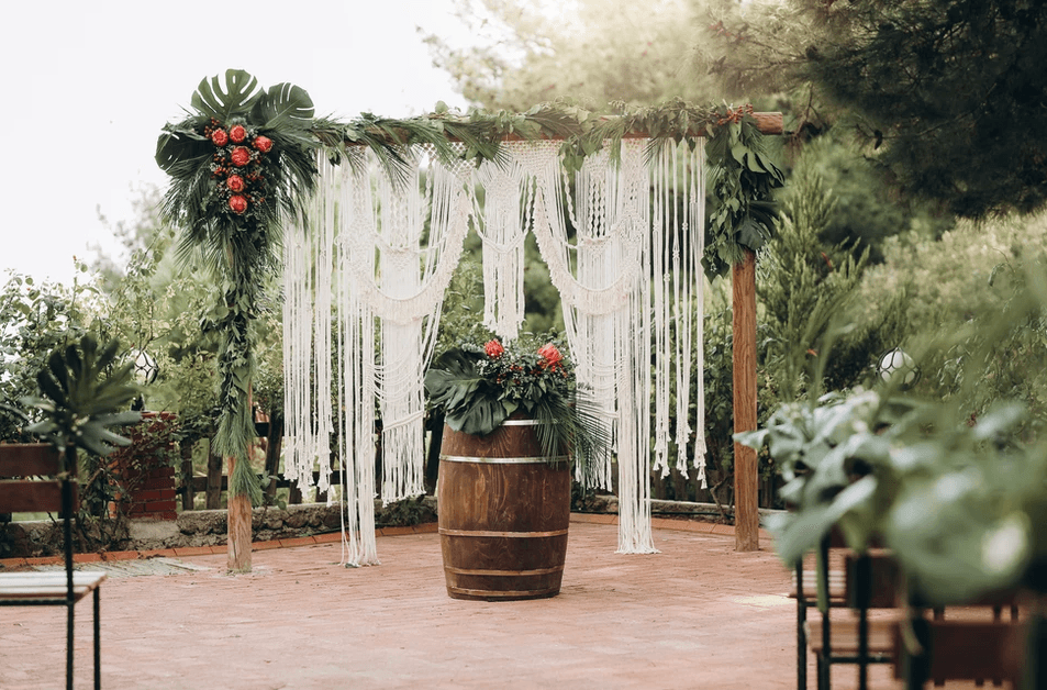 Arche florale blanche dans un château de mariage de luxe