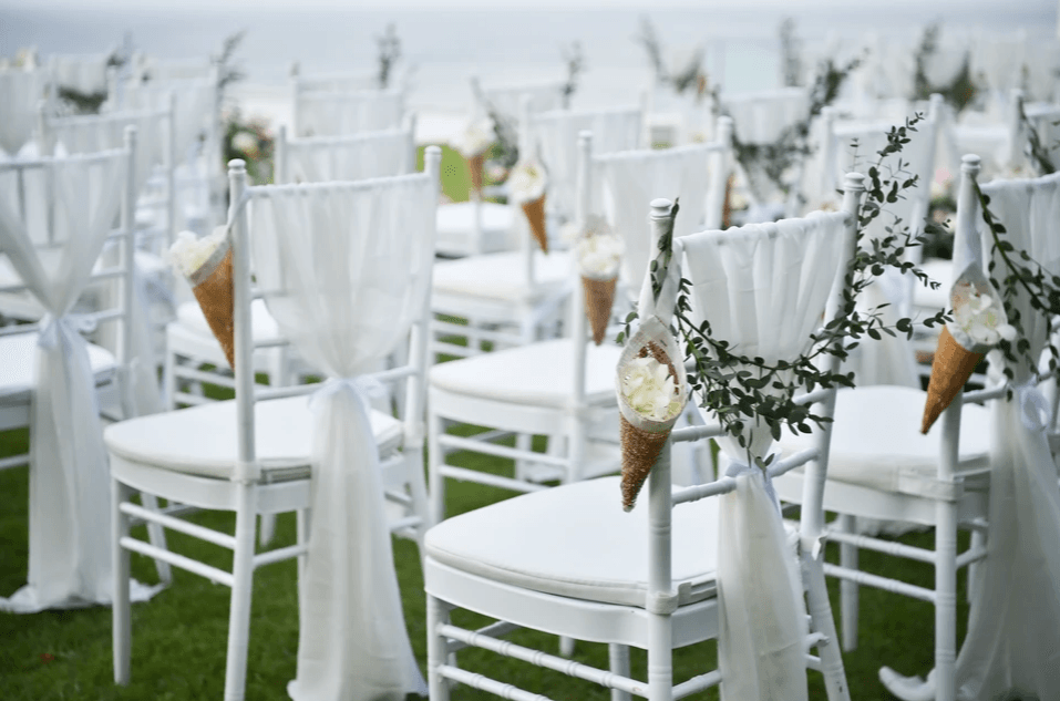 Mariage raffiné en plein air avec décoration florale par wedding planner à Paris