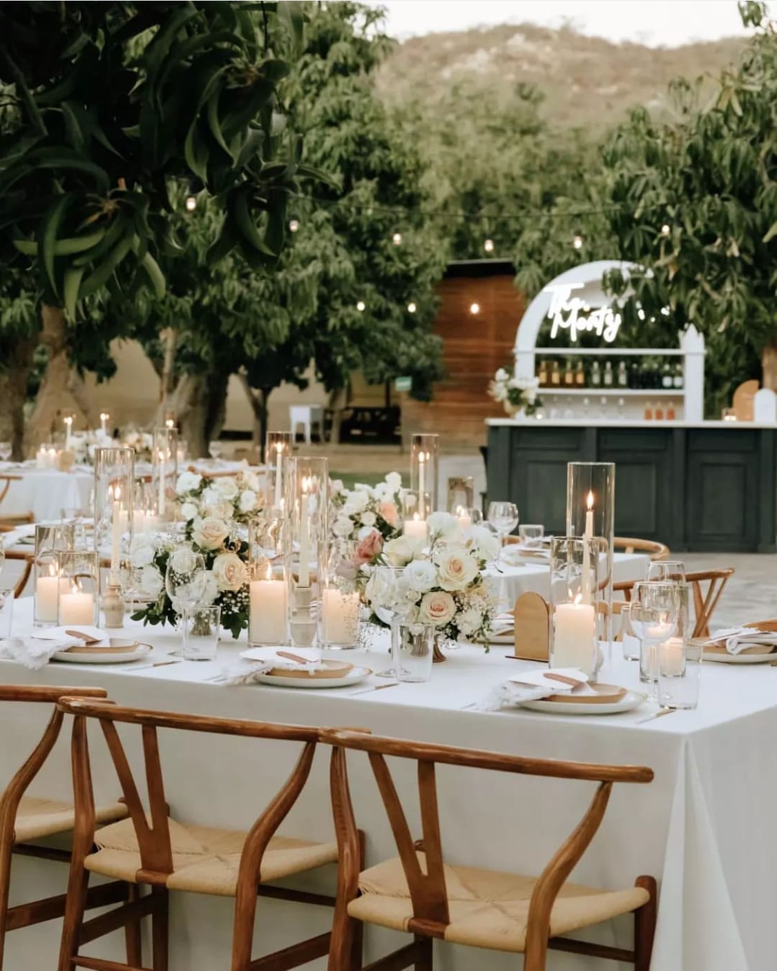décoration de mariage bohème avec des tons neutres et naturels