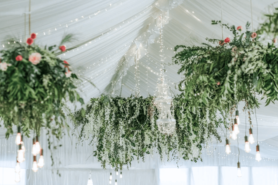 Scénographie florale pour mariage en plein air haut de gamme – Vanis Weddings