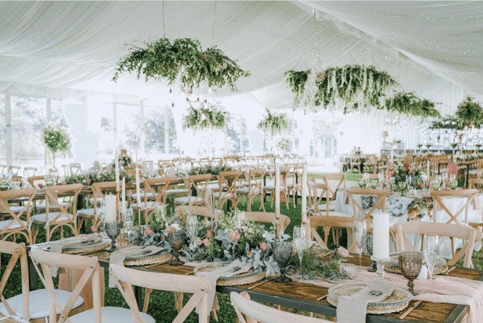 Mariage raffiné en plein air avec décoration florale par wedding planner à Bordeaux