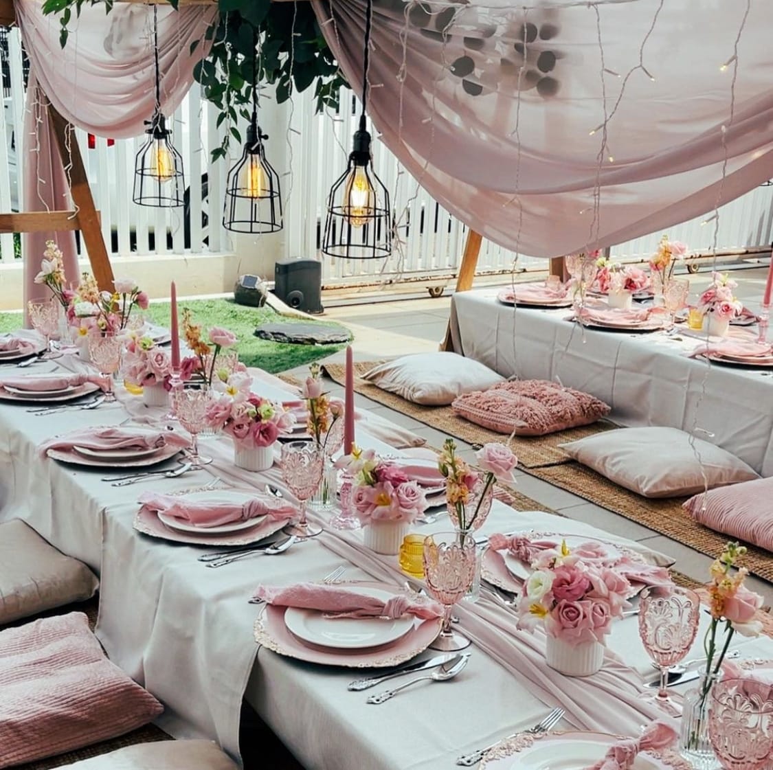 Centre de table avec fleurs séchées dans les tons beige et blanc