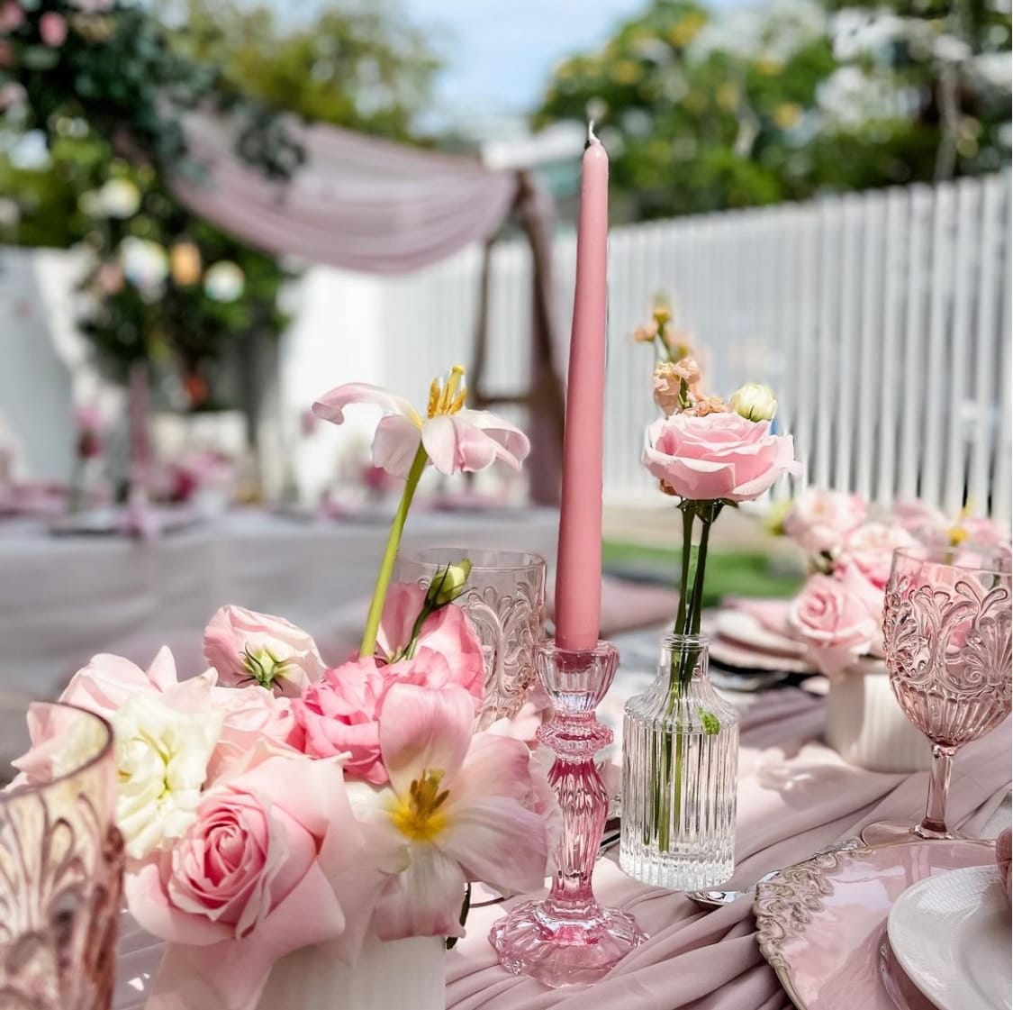 Arche fleurie blanche et rose pour cérémonie de mariage