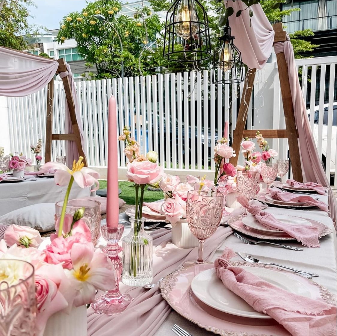 Décoration florale raffinée sur la table des invités