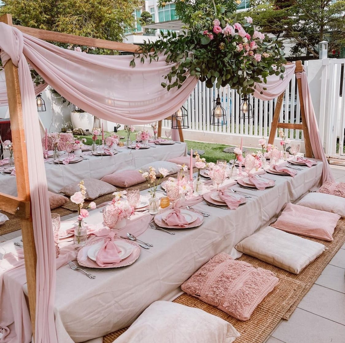 Table des invités en extérieur décorée dans un style naturel et épuré