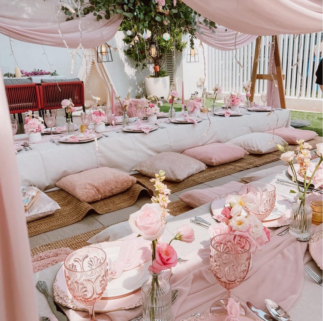 Cérémonie de mariage en plein air dans un décor neutre et élégant